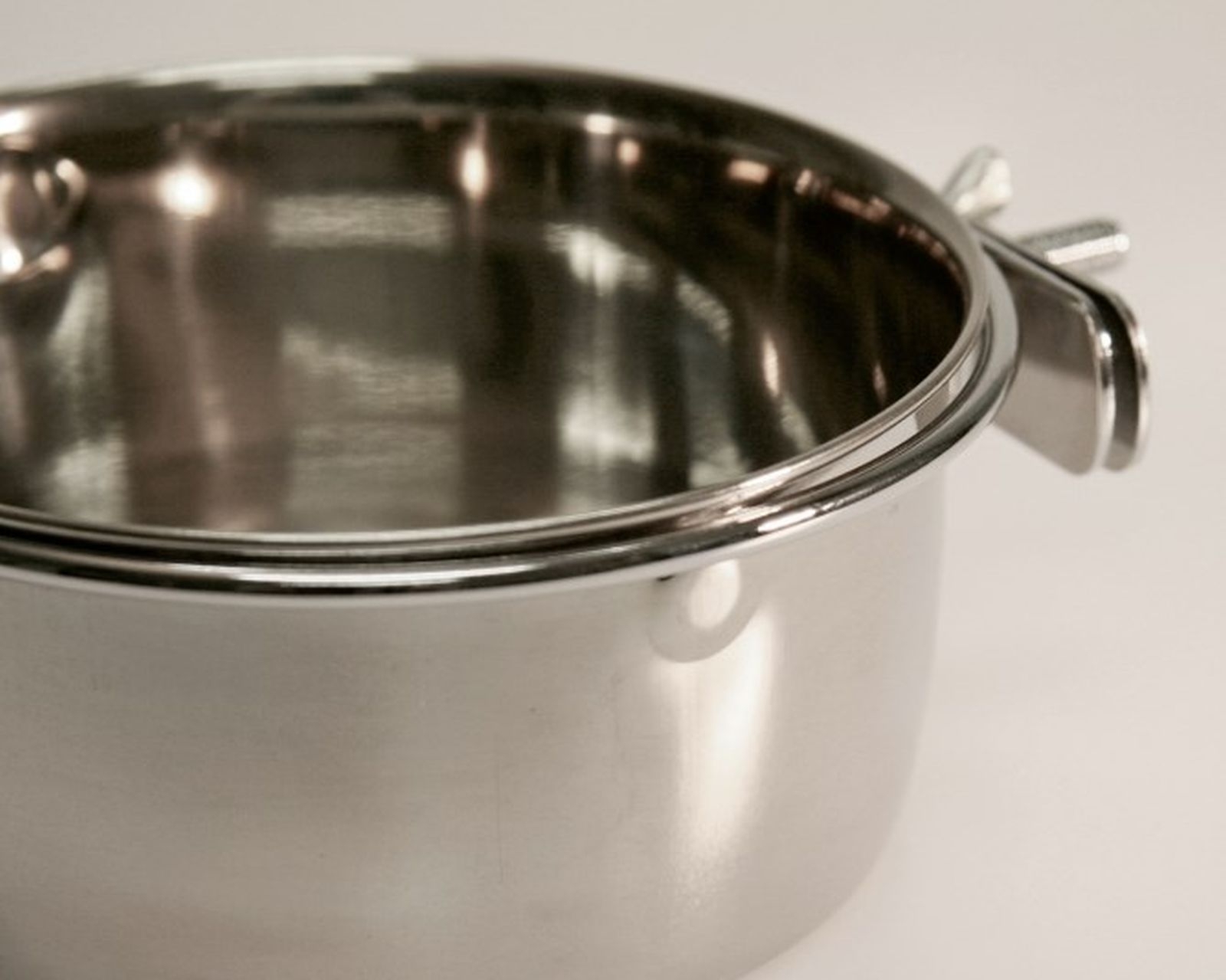 Edelstahlnapf 600 ml, 13 cm Schraubbefestigung Edelstahlnapf 600 ml, 13 cm Schraubbefestigung